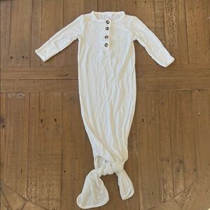 Lou Lou & company white ribbed knotted gown sleeper unisex 3-6 months